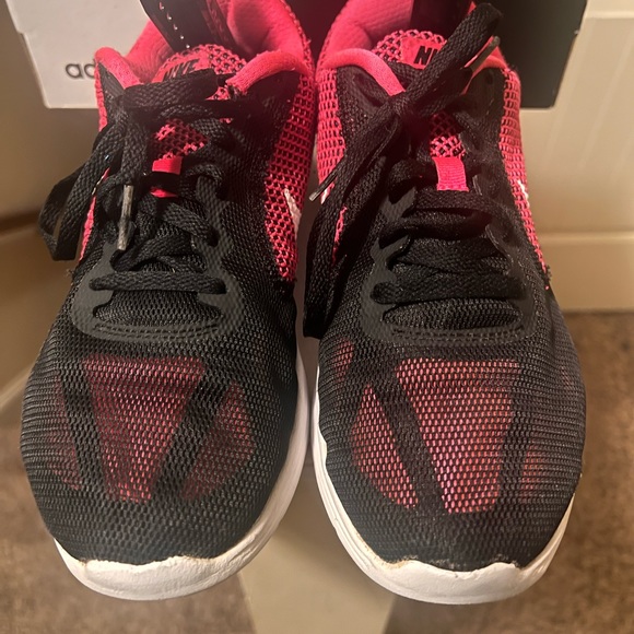Nike Women's Revolution 3 Shoes. Size 8.5 - Picture 3 of 5